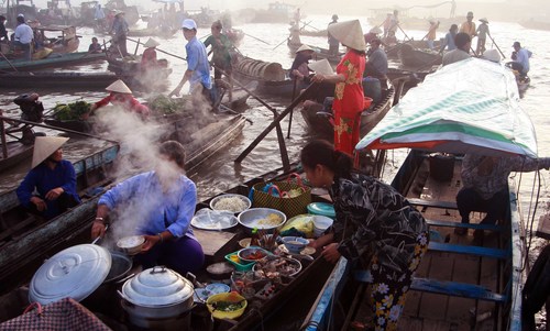Chợ nổi Phụng Hiệp với ghe thuyền bán hủ tíu. Ảnh: Petrotimes.vn