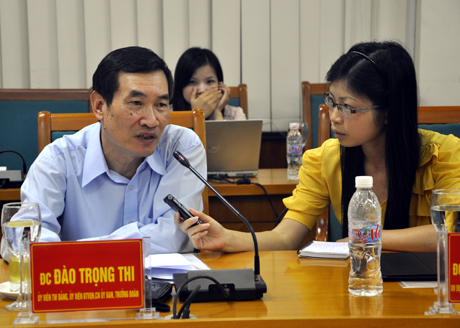 Đồng chí Đào Trọng Thi trao đổi với phóng viên Báo Quảng Ninh.