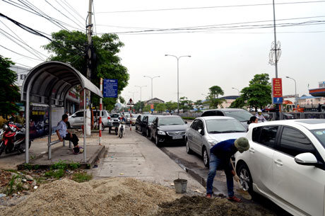 Vào năm học, đường Nguyễn Văn Cừ đoạn cổng Trường Tiểu học Quang Trung thường xuyên xảy ra ùn tắc giao thông.