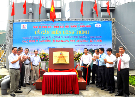 Gắn biển công trình chào mừng 50 năm ngày thành lập tỉnh cho Trạm xử lý nước thải Hà Tu