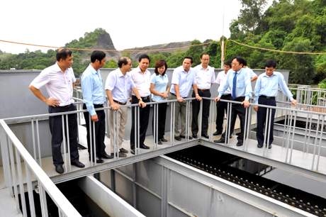 Đồng chí Đặng Huy Hậu, Phó Chủ tịch UBND tỉnh tham quan khu vực xử lý nước thải của Trạm xử lý nước thải Hà Tu