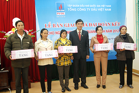 Đồng chí Nguyễn Ngọc Minh, Chủ tịch Uỷ ban MTTQ tỉnh trao nhà đại đoàn kết (do Tổng Công ty Dầu khí Việt Nam hỗ trợ thông qua Uỷ ban MTTQ tỉnh) cho các hộ nghèo huyện Vân Đồn, năm 2012.