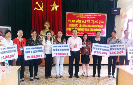 Quỹ trợ vốn cho CNLĐ nghèo (LĐLĐ tỉnh) trao vốn vay cho CNVC-LĐ có hoàn cảnh khó khăn huyện Tiên Yên nhân dịp Tháng Công nhân (tháng 5-2013).