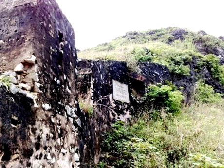 Một góc tường thành Xích Thổ thuộc xã Thống Nhất, Hoành Bồ vẫn còn tồn tại đến ngày nay.