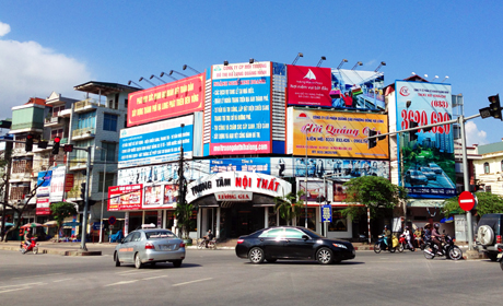 Biển quảng cáo tấm lớn lộn xộn gây mỹ quan tại ngã tư Loong Toòng (TP Hạ Long).