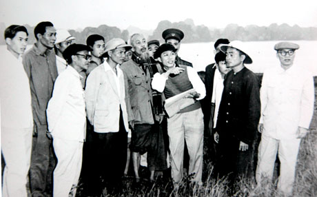 Bác Hồ thăm và nói chuyện với nhân dân đảo Tuần Châu ngày 23-11-1963.