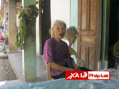 Người mẹ đau xót trước cái chết của con gái.