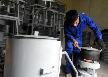 Công nhân xưởng sản xuất bếp hoá khí của anh Thuyết đang thao tác cách sử dụng sản phẩm.