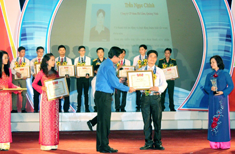 Trần Ngọc Chính trong lễ tôn vinh Người thợ trẻ giỏi toàn quốc năm 2013. Ảnh: Hải Sơn