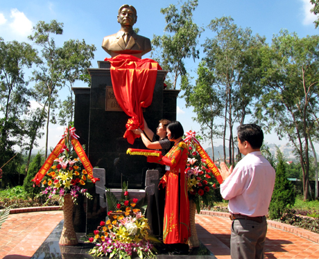 Lãnh đạo Phòng GD&ĐT huyện Đông Triều cùng Hội cha mẹ học sinh nhà trường khánh thành tượng đài cố Tổng Bí thư Nguyễn Văn Cừ.