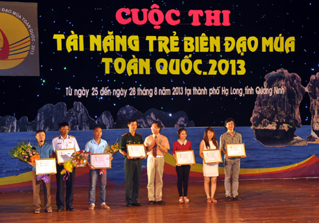 Hội Nghệ sỹ Múa Việt Nam trao Bằng khen cho 7 biên đạo đã tham gia có hiệu quả trong Cuộc thi tại lễ tổng kết.