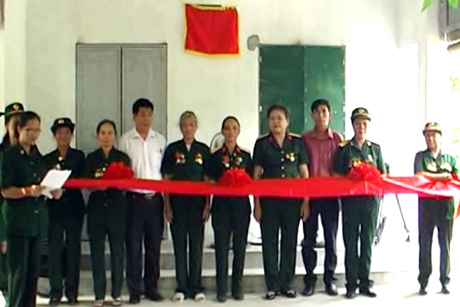 Lễ trao tặng nhà tình nghĩa của Ban liên lạc nữ chiến sĩ Trường Sơn Quảng Ninh cho cựu TNXP Đào Thị Nhị. (ảnh do Ban liên lạc nữ chiến sĩ Trường Sơn cung cấp).
