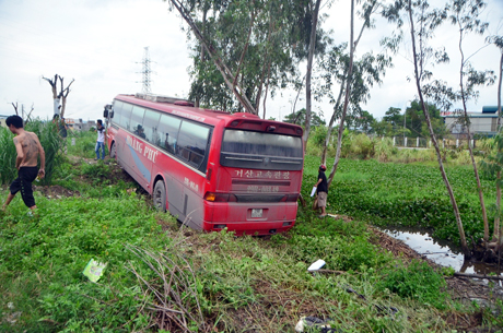 Xe khách mất lái lao xuống bãi đất trống ven đường.
