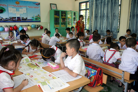 Học sinh được chia thành các nhóm nhỏ theo mô hình VNEN Trong ảnh: Một giờ học Toán tại lớp 2A4, Trường Tiểu học Trần Quốc Toản, TP Hạ Long.