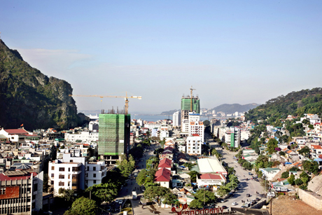 Việc ứng dụng phần mềm ViLIS xây dựng hệ thống cơ sở dữ liệu quản lý đất đai sẽ giúp TP Hạ Long quản lý đất đai một cách đồng bộ. Trong ảnh: Một góc đô thị Hạ Long.