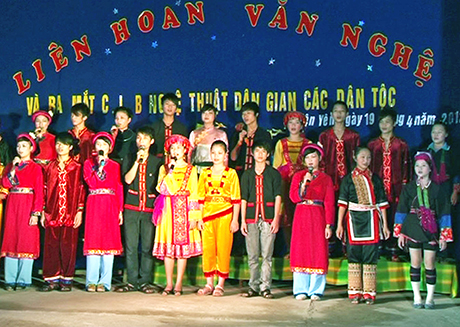 Các thành viên CLB Nghệ thuật dân gian các dân tộc biểu diễn văn nghệ trong buổi lễ ra mắt CLB, ngày 19-4-2012.
