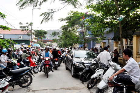 Cổng Trường Tiểu học Quang Trung (TP Hạ Long) giờ tan học chật cứng người, xe.