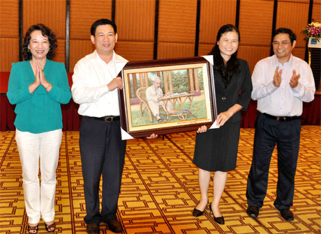 Đại diện lớp học tặng bức tranh lưu niệm cho Thường trực Tỉnh uỷ Quảng Ninh (ảnh 2233)