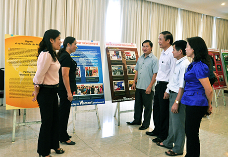 Các đại biểu tham quan triển lãm ảnh tại hội thảo về bình đẳng giới do Hội LHPN tỉnh tổ chức, tháng 5-2013.
