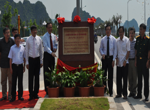 Gắn biển công trình 50 năm thành lập tỉnh cho cụm công trình đường ô tô bao núi Bài Thơ - Lán Bè - Cột Đồng Hồ - Công viên Hạ Long
