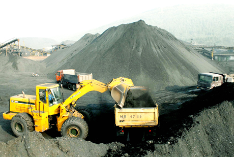 Sản xuất than ở khai trường Công ty CP Than Cọc Sáu.