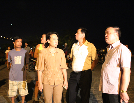 Đồng chí Vũ Thị Thuỷ, Phó Chủ tịch UBND tỉnh chỉ đạo các lực lượng chức năng của TP Hạ Long khẩn trương điều tra làm rõ nguyên nhân vụ việc.