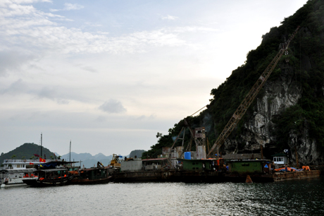 Công trình bến cập tàu đảo Ti Tốp đang được triển khai thi công. Ảnh: Thu Hương