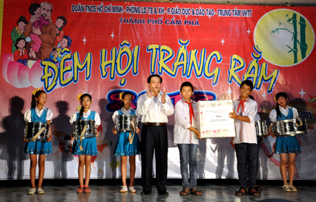 Đồng chí Nguyễn Như Hiền, Phó Chủ tịch HĐND tỉnh tặng quà các cháu thiếu nhi tại xã Cộng Hòa, TP Cẩm Phả.