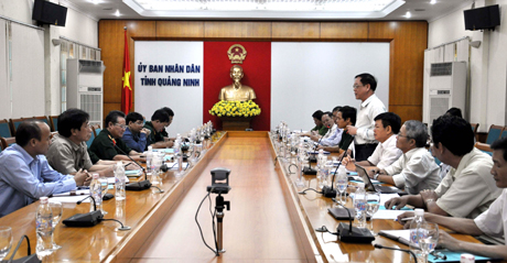 Đồng chí Đỗ Thông, Phó Chủ tịch Thường trực UBND tỉnh báo cáo với đoàn công tác về những kết quả trong công tác kiện toàn hệ thống TKCN của Quảng Ninh