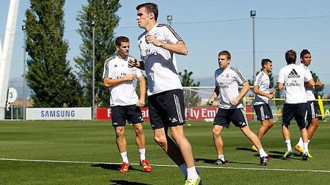 Bale trong một buổi tập cùng các cầu thủ Real