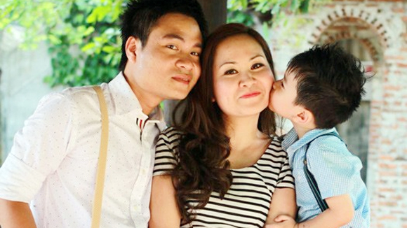 Hoàng Tùng hạnh phúc bên vợ và cậu con trai 5 tuổi