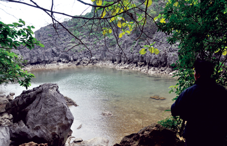 Áng trong lòng đảo đá - thực chất là các phễu karst - một đặc trưng nổi bật về địa chất, địa mạo của Vịnh Hạ Long.