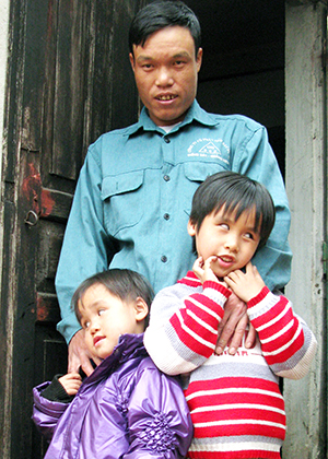 Hai cháu Quyền, Linh con anh Phạm Văn Hưng bị khiếm thị, đến tuổi đi học mà các cháu vẫn chỉ quanh quẩn ở nhà.
