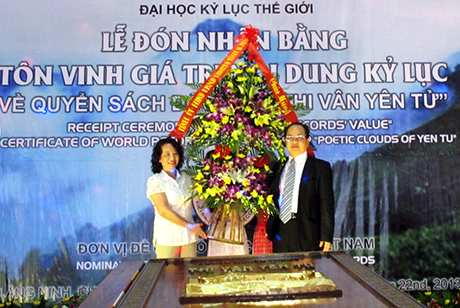 Đồng chí Vũ Thị Thu Thuỷ, Phó Chủ tịch UBND tỉnh trao hoa chúc mừng GS-TS Hoàng Quang Thuận, tác giả “Thi Vân Yên Tử” tại lễ trao Bằng.