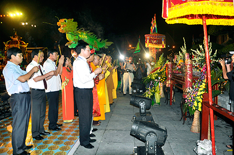 Các đại biểu của trung ương, của tỉnh dâng hương tại lễ tưởng niệm 700 năm ngày mất của Hưng Nhượng Đại Vương Trần Quốc Tảng.