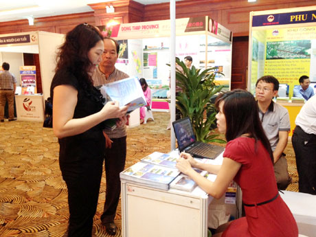 Nhà đầu tư tìm hiểu thông tin về tỉnh Quảng Ninh tại gian hàng triển lãm.