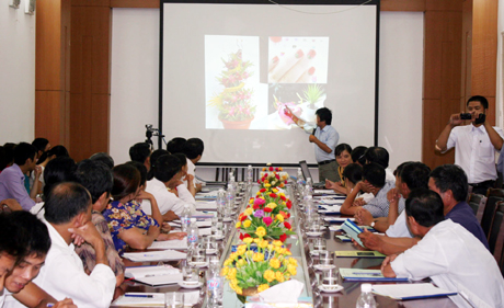Các hộ trồng Thanh Long ruột đỏ của TP Uông Bí tham gia lớp tập huấn về trồng, chăm sóc, bảo quản Thanh Long do các chuyên gia Đại học Nông nghiệp I giảng dạy, tháng 9-2013.