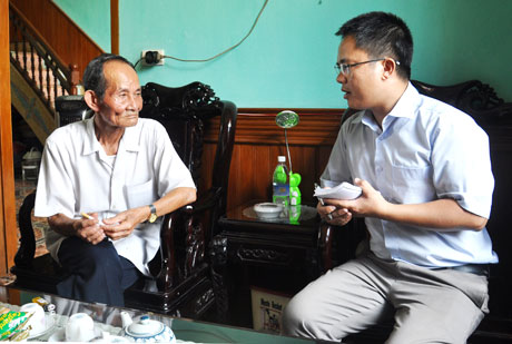 Ông Mai Hữu Phần (ngoài cùng bên phải) và ông Đỗ Thế Việt (ngồi giữa) kể chuyện Bác Hồ về thăm mỏ than Đèo Nai cho PV Báo Quảng Ninh.