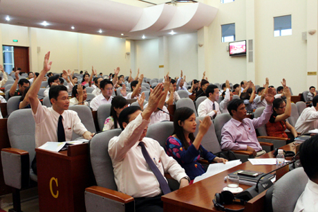 Các đại biểu HĐND tỉnh biểu quyết thông qua Quy hoạch tổng thể phát triển KT-XH tỉnh đến năm 2020, tầm nhìn đến năm 2030.