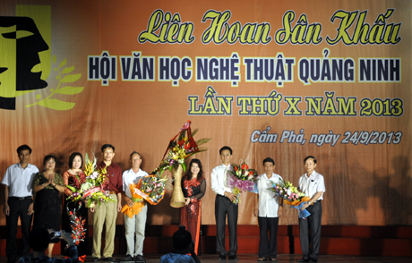 UBND TP Cẩm Phả tặng hoa lưu niệm cho các thành viên Ban tổ chức Liên hoan tại lễ khai mạc.