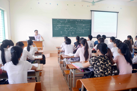 Giờ học của sinh viên Lớp Hoá - Kỹ thuật Nông nghiệp K33, Trường CĐ Sư phạm Quảng Ninh.