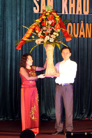 Đồng chí Vũ Thị Thu Thuỷ, Phó Chủ tịch UBND tỉnh tặng hoa chúc mừng liên hoan.