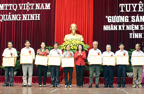 Đồng chí Vũ Thị Thu Thu Thủy, Phó Chủ tịch UBND tỉnh tặng Bằng khen của UBND tỉnh cho các tập thể và cá nhân có thành tích xuất sắc trong phong trào thi đua “gương sáng vì cộng đồng năm 2013.