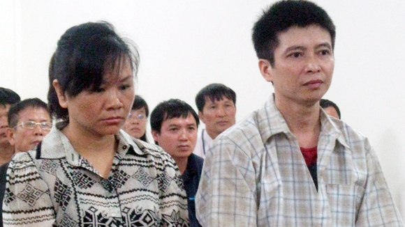 Nguyễn Thị Hải cùng chồng tại phiên tòa