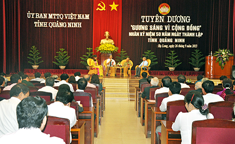 Uỷ ban MTTQ tỉnh tổ chức tuyên dương các điển hình tiên tiến trong phong trào “gương sáng vì cộng đồng” nhân kỷ niệm 50 năm Ngày thành lập tỉnh.