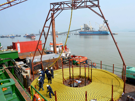 Sau 2 tháng, 400 tấn cáp ngầm vận chuyển từ Na Uy cho Dự án đưa điện lưới ra đảo Cô Tô đã về đến cảng Cái Lân ngày 22-9-2013.