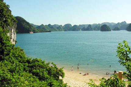 Vịnh Hạ Long nhìn từ đảo Ti-Tốp.