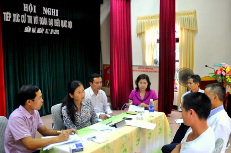 Đồng chí Đỗ Thị Hoàng lắng nghe và giải đáp một số ý kiến kiến nghị của cử trị huyện Đầm Hà.