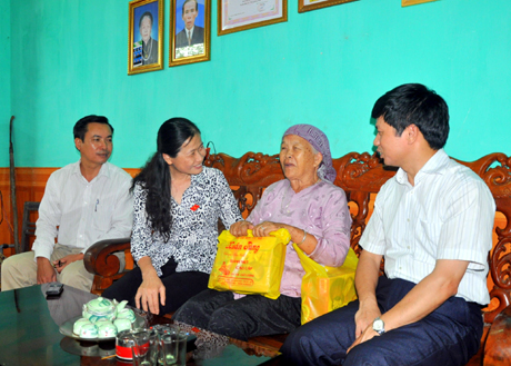 Đồng chí Đỗ Thị Hoàng thăm hỏi và tặng quà cụ bà Lương Thị Tịnh, 100 tuổi, ở thị trấn Đầm Hà và cụ bà Phan Thị Lịch, 80 tuổi ở thôn Trại Cao, xã Đầm Hà.