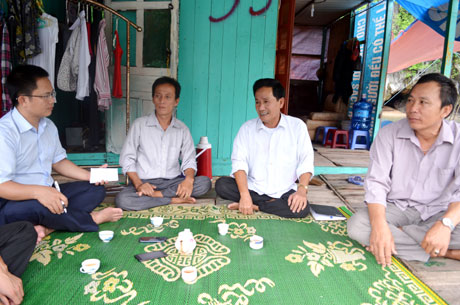 Ông Nguyễn Văn Đức (thứ 2 phải sang) trò chuyện với PV Báo Quảng Ninh.